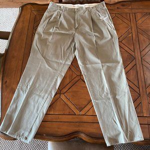 40 waist Calvin Klein Kahkis